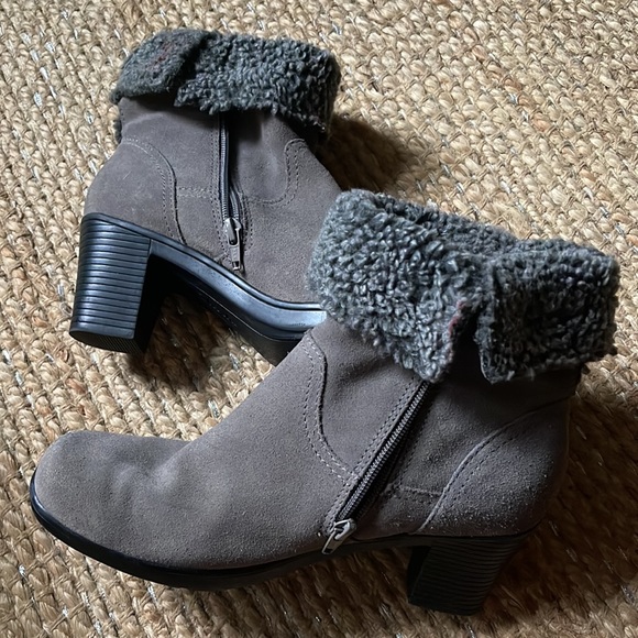 Clarks grey bendable suede boots. Size 8. - Picture 4 of 6